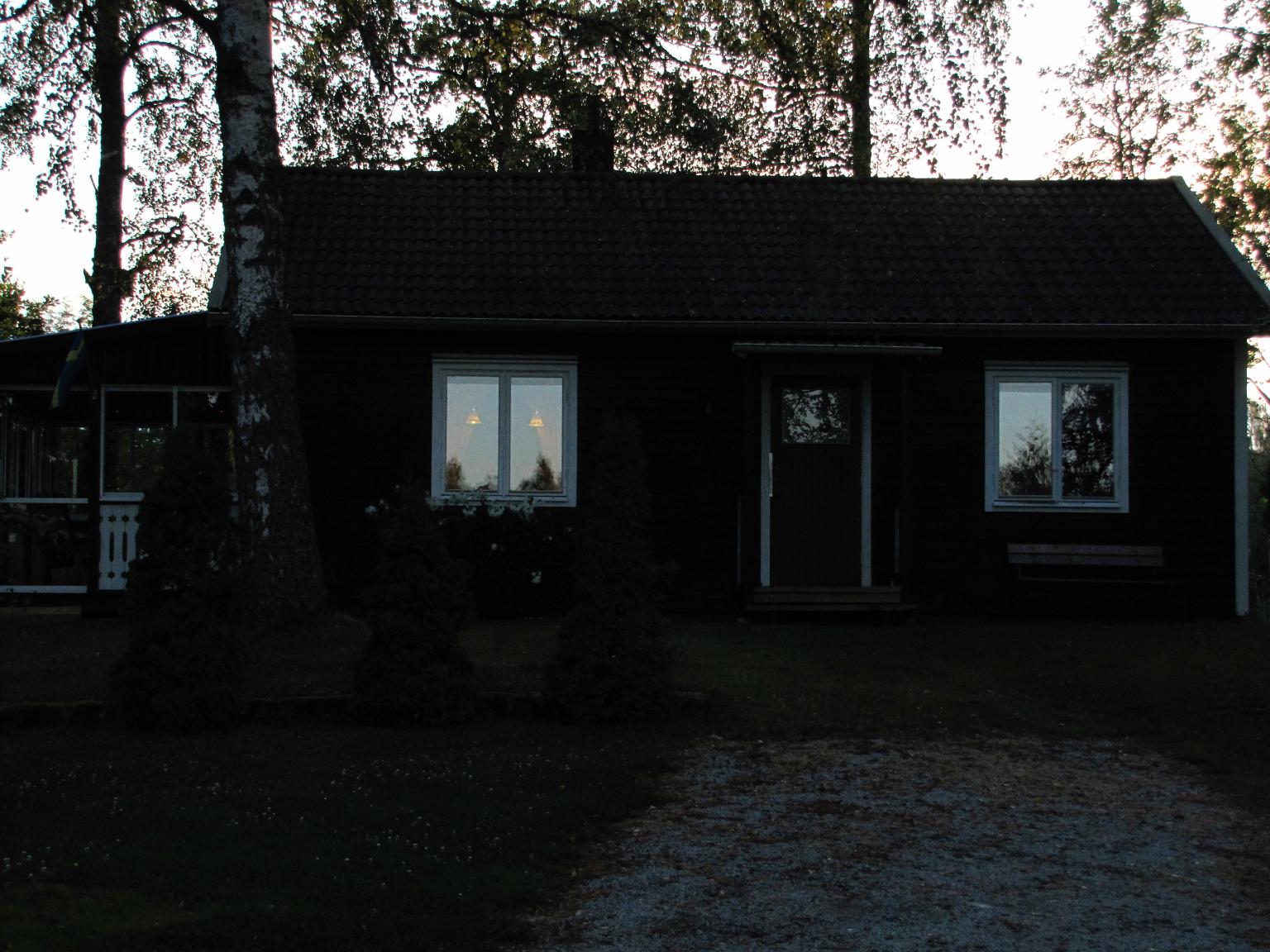 Mysig stuga vid sjön HAGSVARTEN – bild 2 av 12