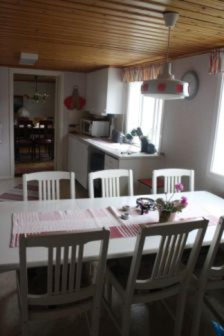 Härligt beläget fritidshus vid sjön KOGAREN – bild 2 av 9