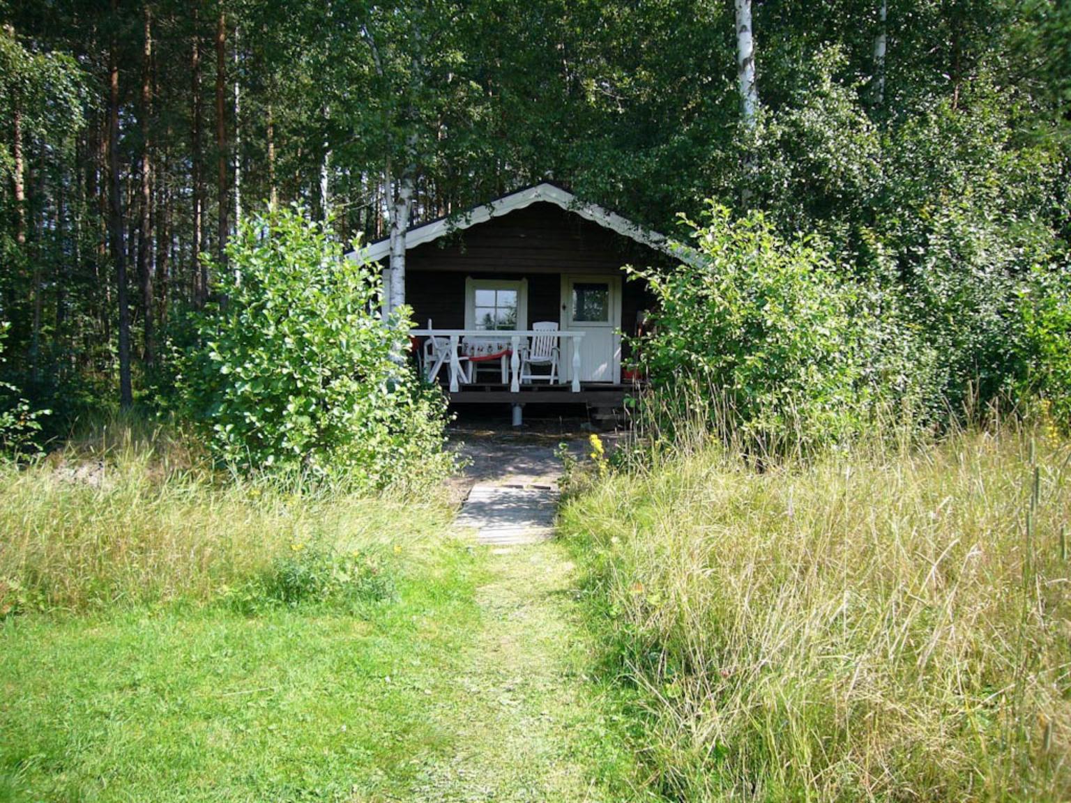 Liten stuga vid sjön ULVETTERN