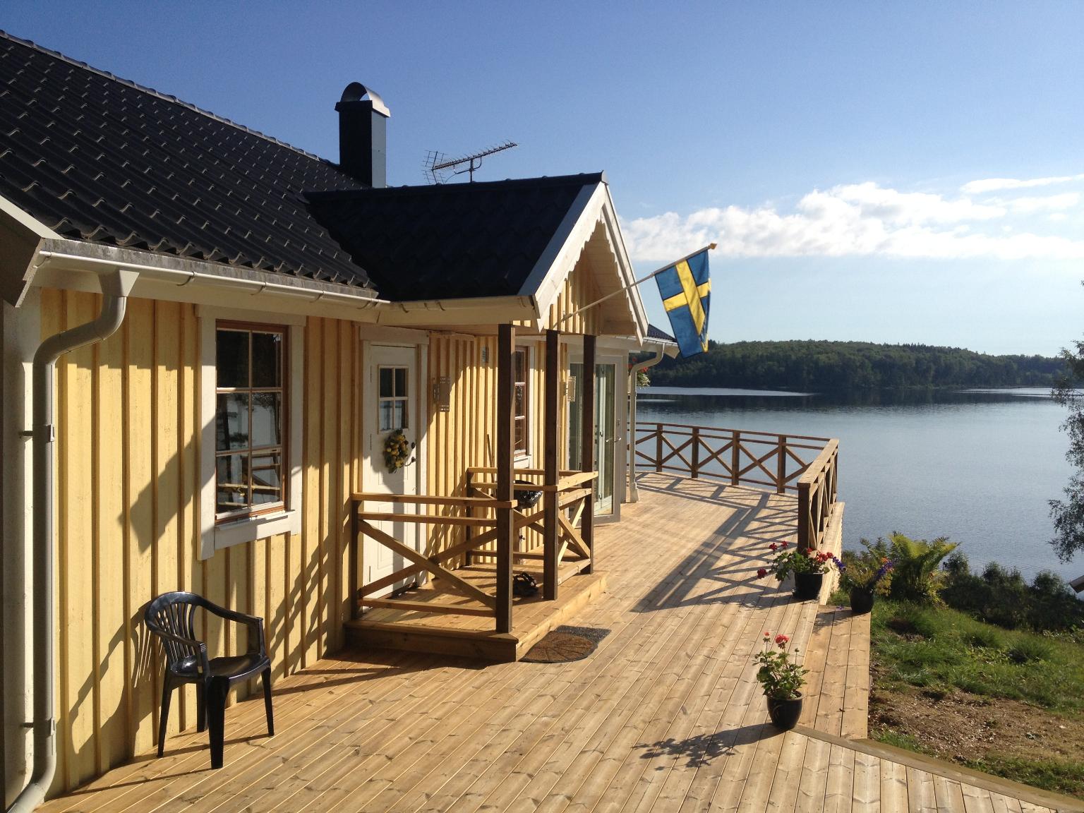 Välskött stuga vid sjön MELLANFÄRGEN