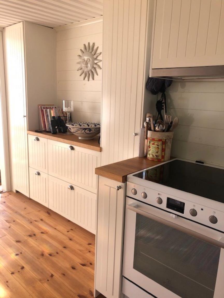 Välhållet fritidshus med härligt läge vid sjön NÖMMEN – bild 6 av 12