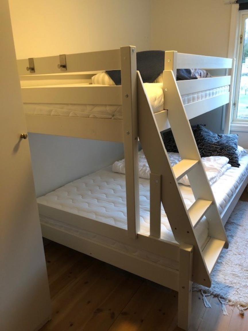 Välhållet fritidshus med härligt läge vid sjön NÖMMEN – bild 7 av 12