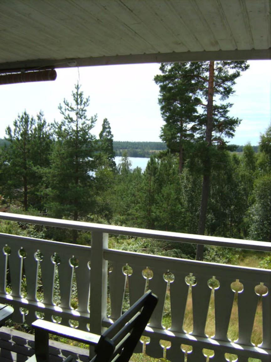 Vackert belägen stuga vid sjön FÄLGAREN – bild 3 av 4