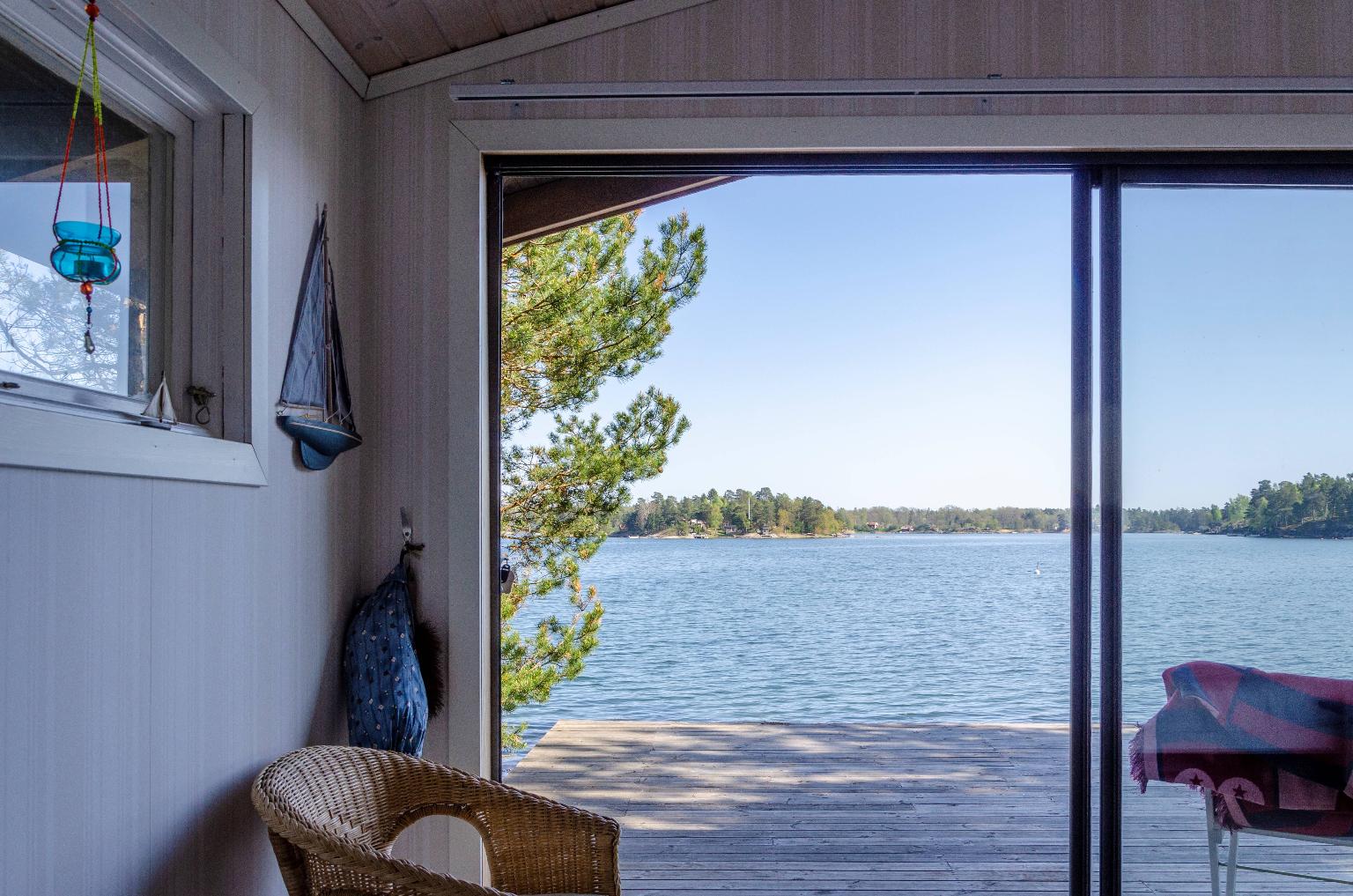 Trevligt fritidshus med fantastiskt läge på Jogersö – bild 8 av 12