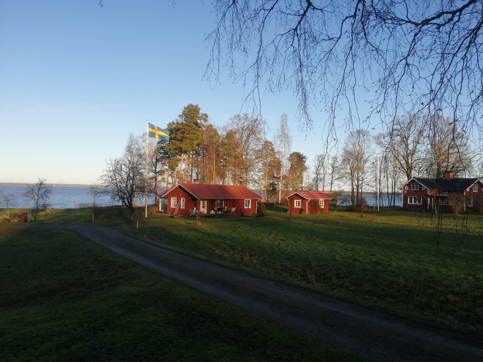 Välskött fritidshus vid sjön HJÄLMAREN